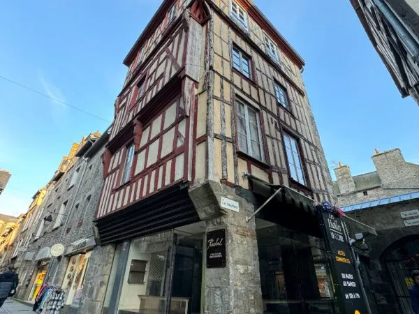 À louer ? Local commercial d'angle ? Dinan centre historique