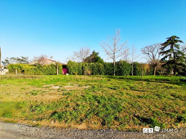 Terrain constructible plat de 970 m², bien exposé