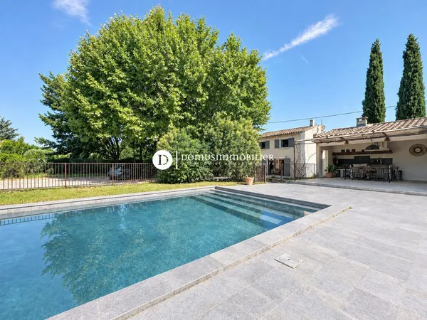 Propriété avec piscine et dépendances