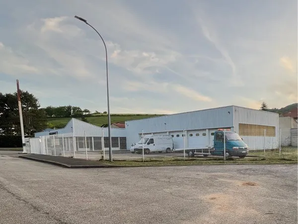 A loue local commercial dépôt + atelier 350m2 et vitrine 300m2 avec terrain clôturé 1800m2 en zone a