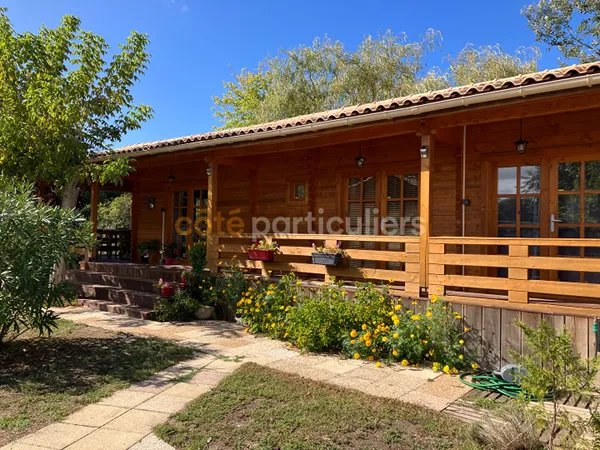 Charmante maison en ossature bois de 49 m2 avec grande terrasse couverte et jardin clos.