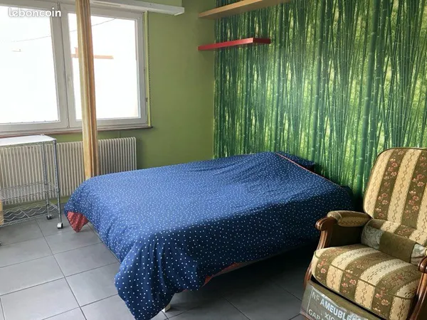 Grande chambre meublée