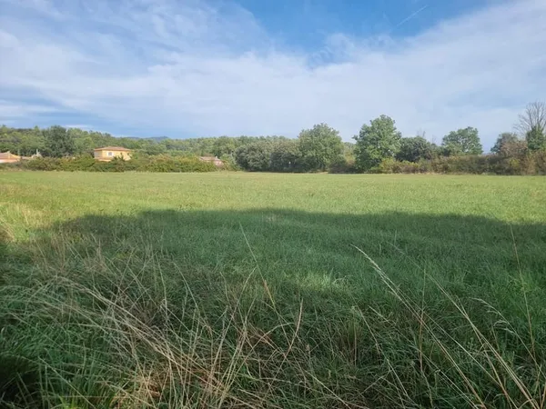 A Régusse ! une parcelle de 2700m2 plate et proche du cen