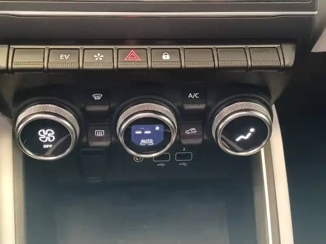 Renault Clio e-tech 140 - 21n — photo 86