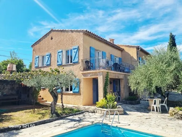 A découvrir Flayosc cette jolie villa F8 200m piscine terras