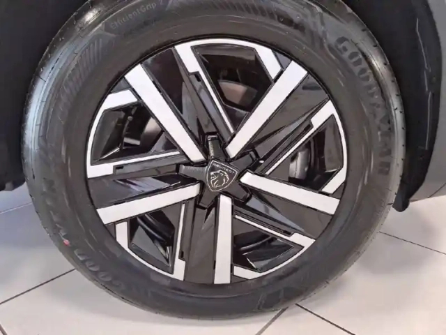 Peugeot 2008 hybrid 145 e-dcs6 — photo 13