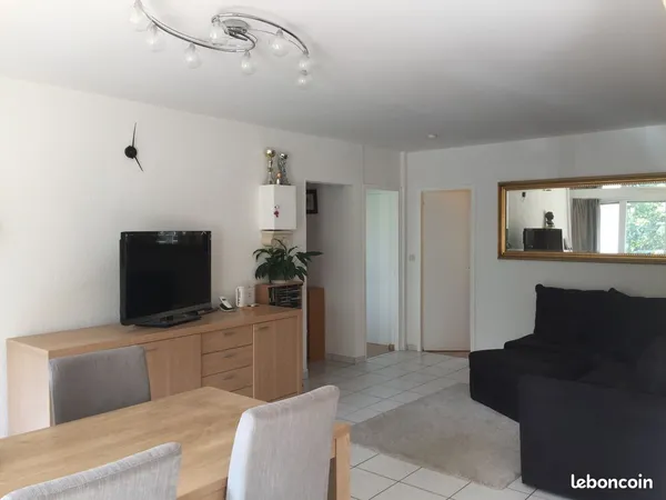 Superbe appartement 4 pièces 80 m2, clim, exposé S-O à louer + BOX