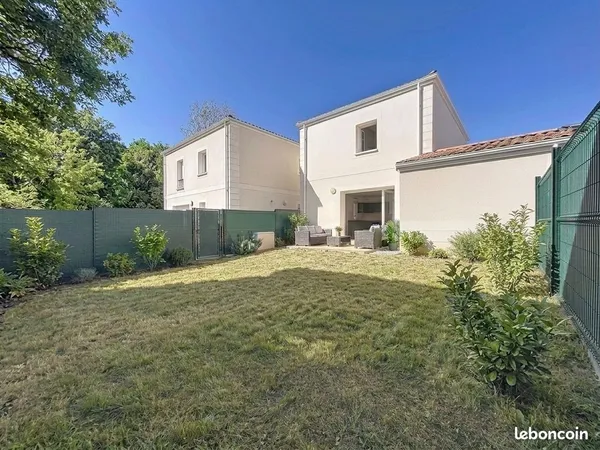 Maison individuelle récente avec jardin et garage