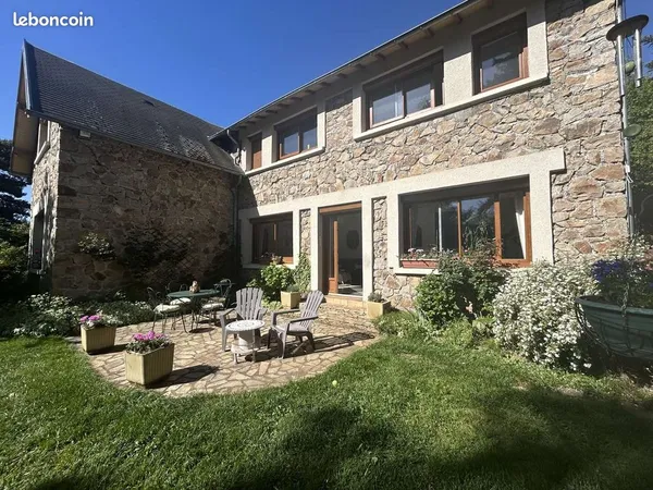 Belle maison en pierre dans son parc