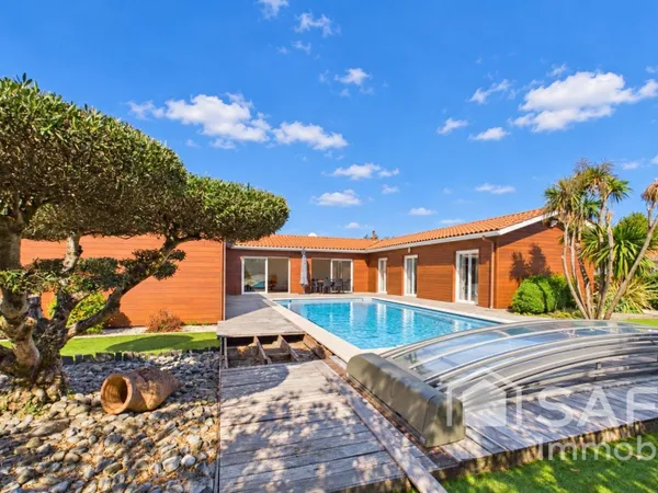 Magnifique maison de plain-pied avec 5 chambres et piscine couverte