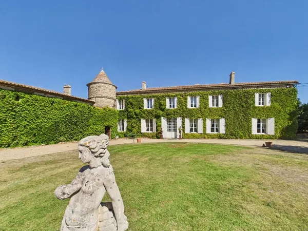 Château proche Saint‑Émilion avec domaine, hébergements indépendants et salle de réception