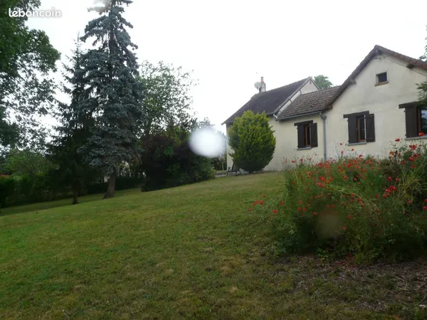 Maison dans jardin paysager