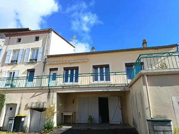 JOLIE MAISON AVEC COUR ET TERRASSE AUX PORTES D'ISSOIRE