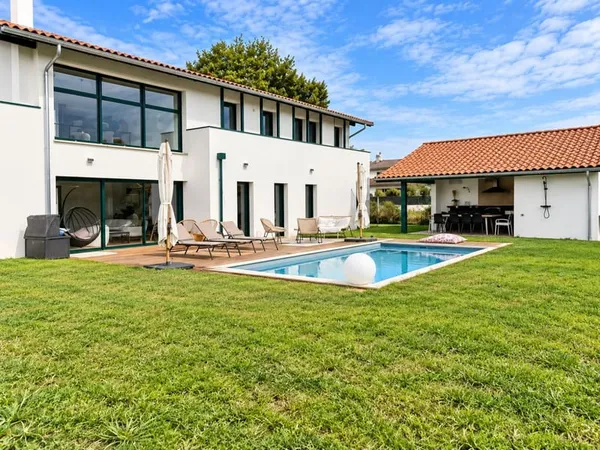 Maison Garage , jardin et piscine