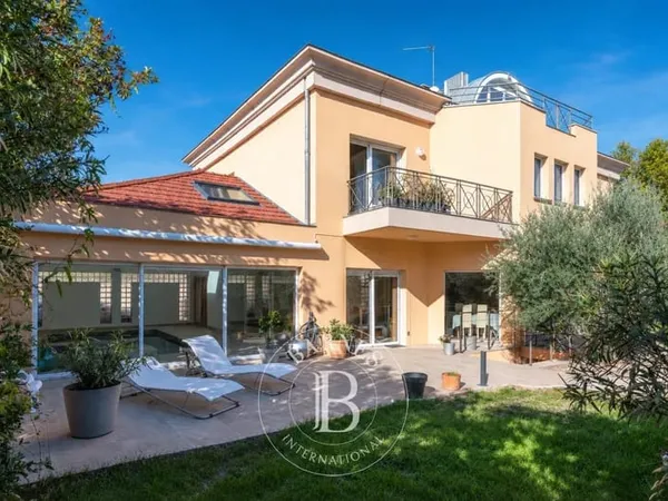 MONTCHAT - Maison de 431,65 m² - Piscine intérieure - Jardin - Garage