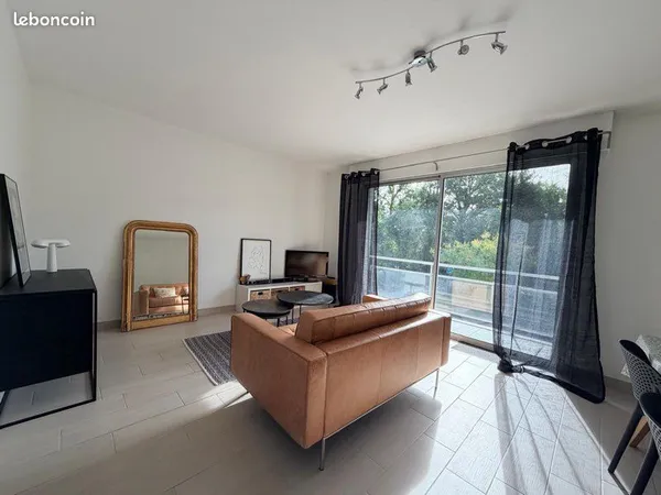 F3 lumineux 75m2 avec balcons, grand garage et parking
