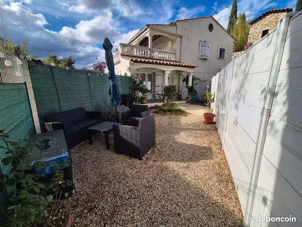 Rez de chaussée dans maison de village récente