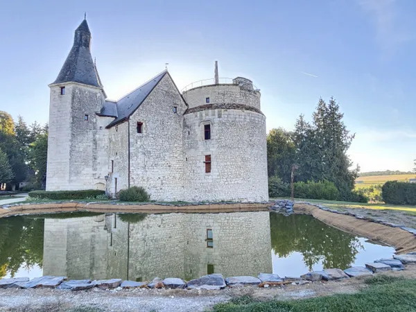 Château du XIIè siècle inscrit aux monuments historiques, dé
