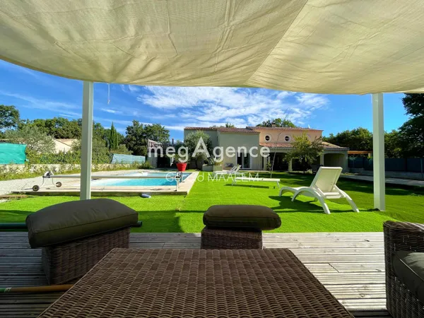 Maison de 350m² avec piscine à Régusse