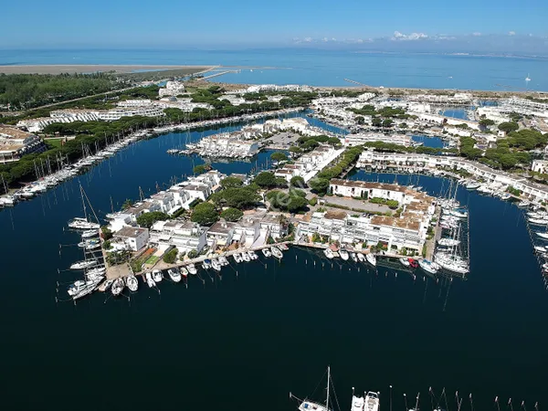 Port Camargue beau potentiel pour cette marina de type 3 avec terrasse