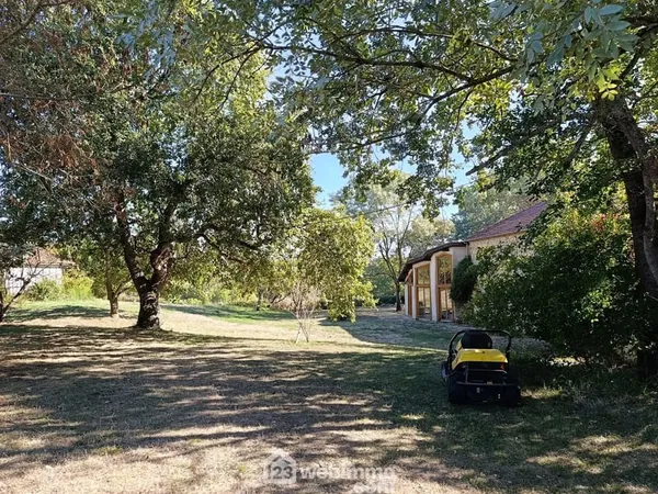 Propriété rurale sur 7.8 hectares - 2 maisons, 3 chalets, prairies, étang, parc arboré