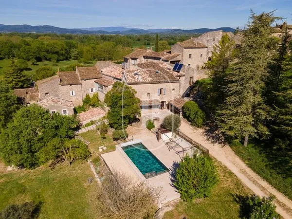 Maison de caractère avec jardin, piscine et dépendances, à vendre à proximité de Barjac