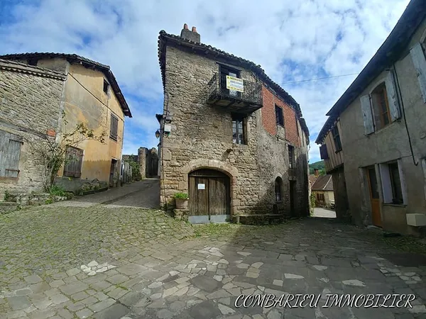 Centre village, toiture refaite.