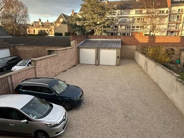 Place de stationnement EXTÉRIEURE dans cour privée close