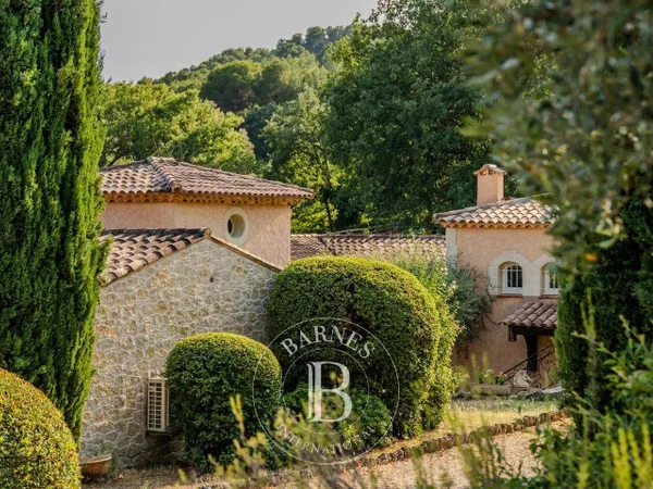 Maison de plain-pied 9 pièces 340 m²
