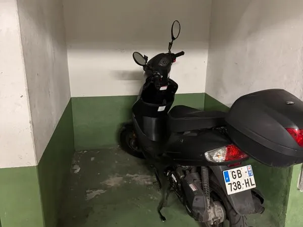 Place parking moto sécurisée, rare - Paris 9e (Anvers)