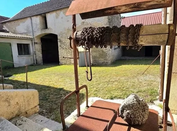Ensemble immobilier Bourgogne - TGV pour Paris en une heure (15km)
