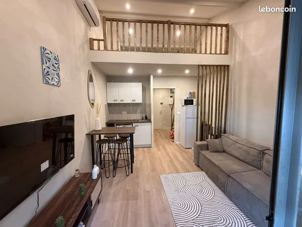 Studio meublé rénové avec chambre en mezzanine, terrasse, piscine & parking