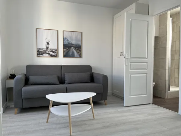 Loue lumineux studio meublé traversant de 23m² à L'Isle Adam entièrement rénové (grande terrasse pri