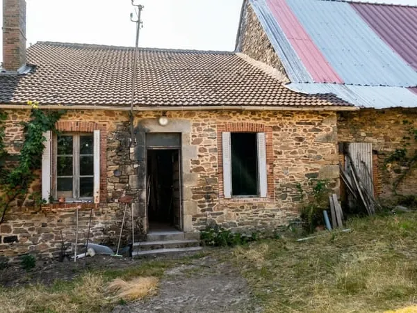 Ensemble agricole avec maison, dépendances et 2 ha 5000m² avec source