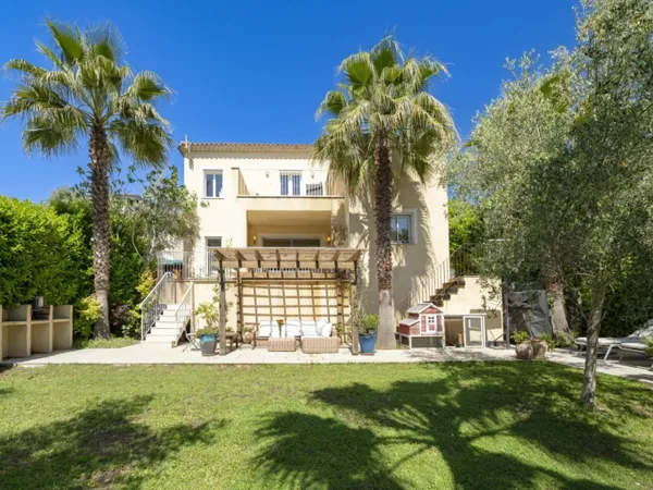 Villa familiale récente, à pied du village