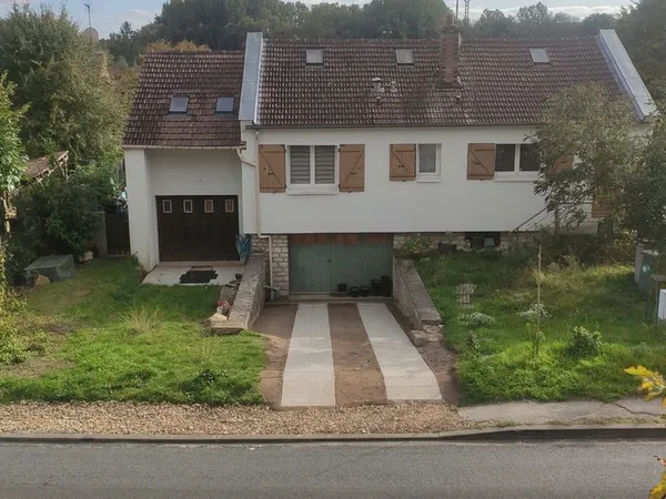 Chambre meublée de 11 mètres carrés dans maison individuelle avec jardin