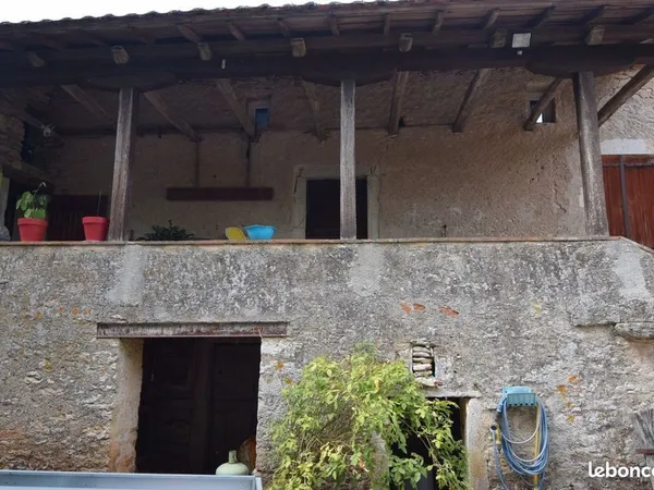 Vers/ Saint Géry Maison Type Quercynoise avec 43 000 hectares de terrain.