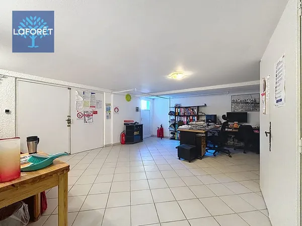 Maison avec espace professionnel, ateliers et piscine Saint-Fons