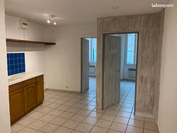 Centre ville du Beausset beau T3 43M2 traversant