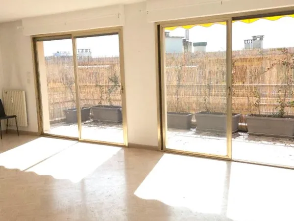 Appartement calme dernier étage, petite vue mer et collines