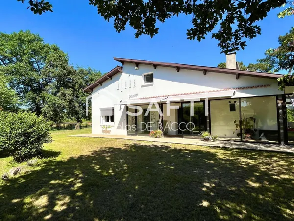 Belle maison a la campagne de 216 m2, avec sa piscine sur un terrain de 12 080 m2.