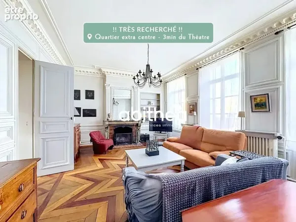 Maison en pierres blanches avec garage et extérieur