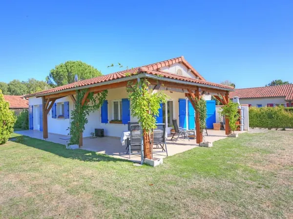 Villa de trois chambres, construite en 2006, située sur un parc exclusif