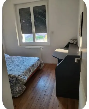 Il me reste 1 chambre sur 3 a louer dans une maison avec 2 terasse tres bien placer commerce bus etc