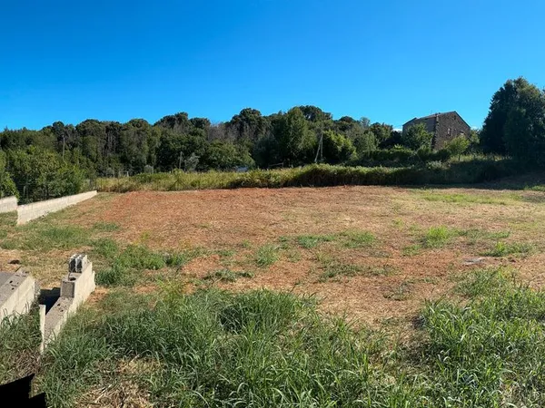 Particulier vend magnifique terrain à bâtir de 854 m² avec petite vue mer idéalement situé au sein d