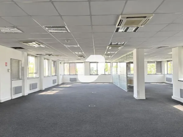 Bureau 560 m²
