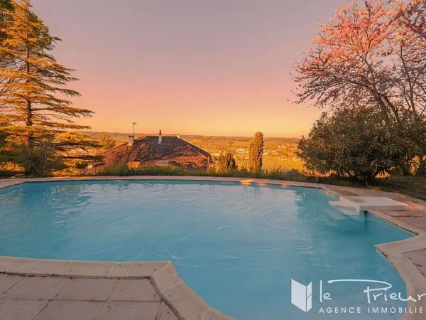 Maison lumineuse avec vue dominante, piscine, 2 garages et grand terrain arboré à 5 min du CV d'Albi