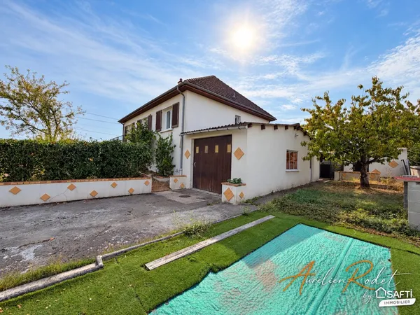 Maison rénovée, jardin et garages.