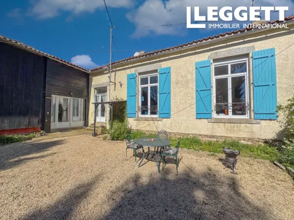 Maison récemment rénovée de 5 chambres, 4 sdb, autrefois un B&B/gîte. A l'orée d'un village animé.
