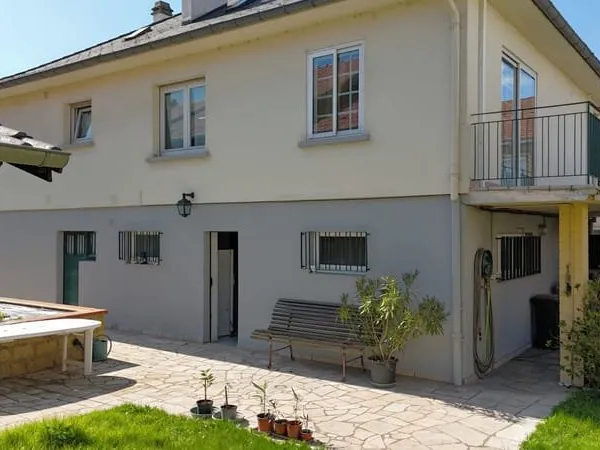 Pavillon T6 avec garage, jardin, terrasses * Proche Gare à YUTZ *